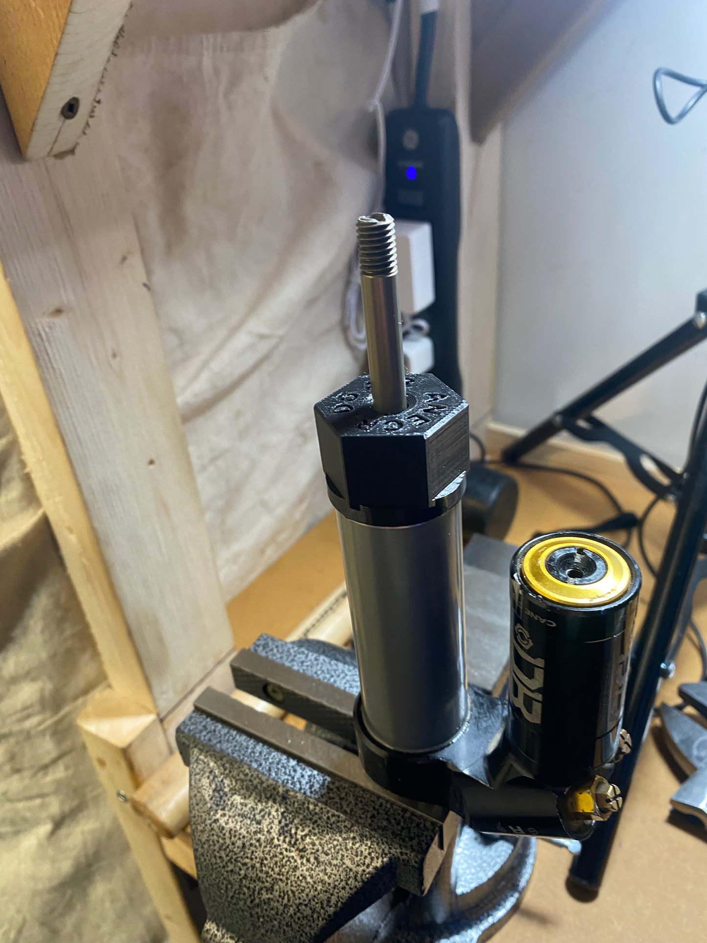 Home mechanic Cheap quality tools tested in Quebec for mountain bike suspension made by shockwave parts. Shockwave 3D printed tools.